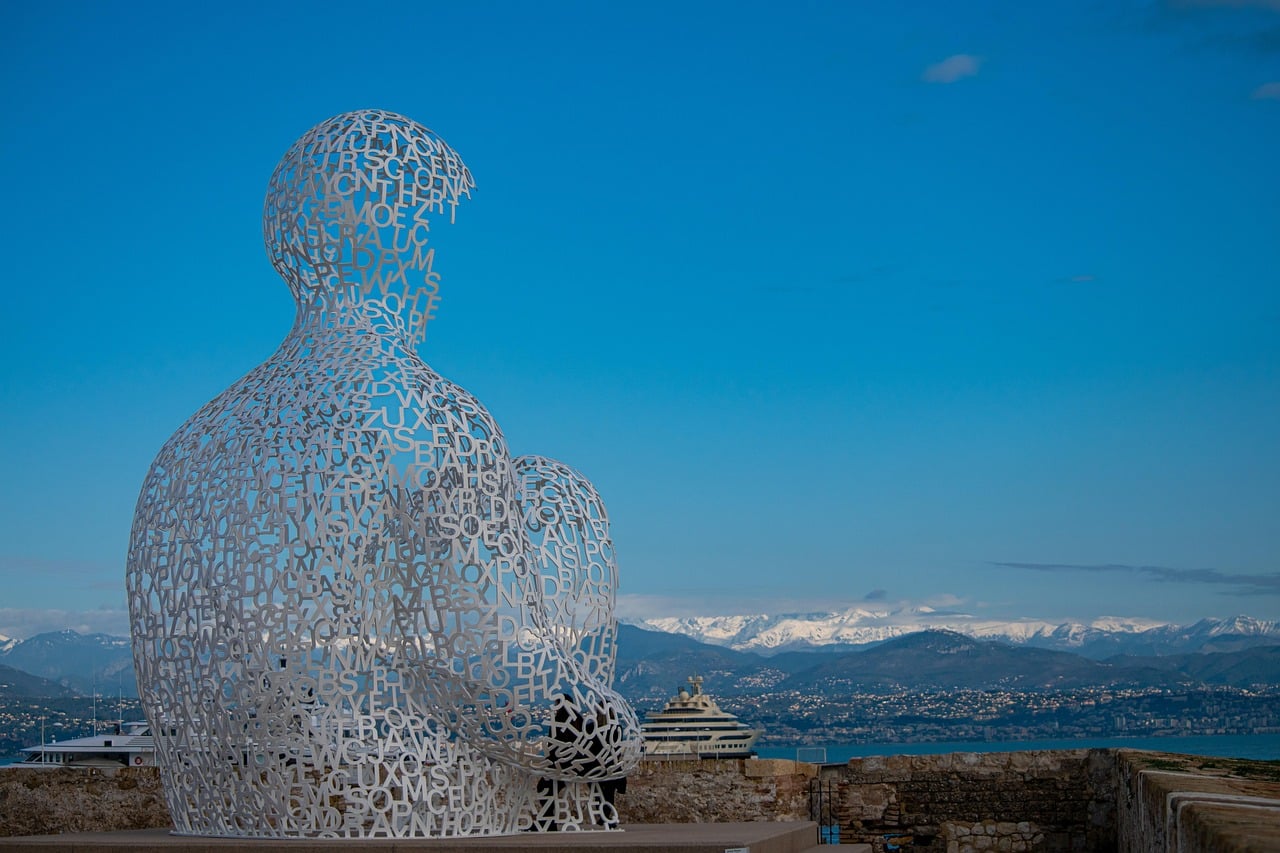 Sculpture de lettres avec vue sur montagnes enneigées